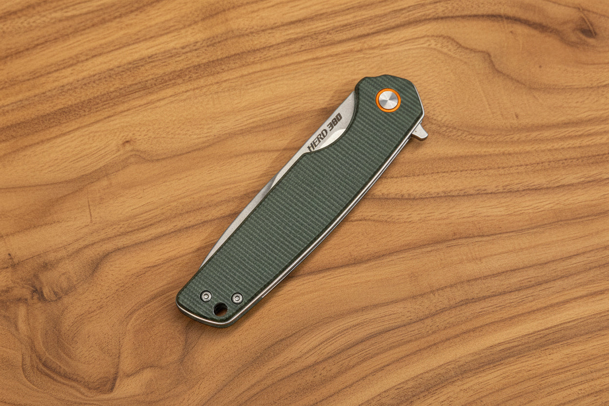 Foldable knife with green textured handle